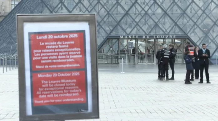 La policía de Francia intenta dar con los ladrones de joyas reales que asaltaron el Museo del Louvre, un robo millonario que conmocionó al mundo.