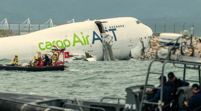 Un avión de carga se salió de pista al aterrizar en Hong Kong, chocó contra un auto y cayó al mar, provocando la muerte de dos hombres que iban en el vehículo.