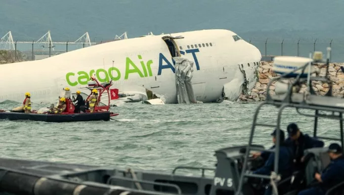 Avión de carga se sale de pista en Hong Kong y deja dos fallecidos Un avión de carga se salió de pista al aterrizar en Hong Kong, chocó contra un auto y cayó al mar, provocando la muerte de dos hombres que iban en el vehículo.