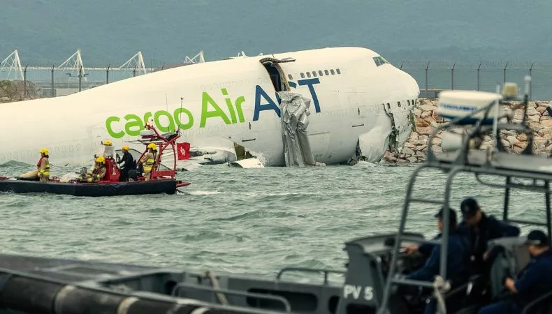 Un avión de carga se salió de pista al aterrizar en Hong Kong, chocó contra un auto y cayó al mar, provocando la muerte de dos hombres que iban en el vehículo.
