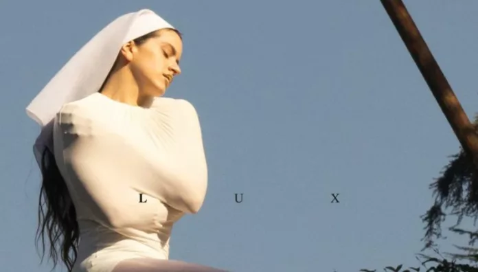 Rosalía toma Times Square para anunciar “LUX”, su nuevo disco La artista catalana sorprendió con un anuncio monumental en Nueva York, revelando el nombre y la fecha de lanzamiento de su próximo álbum. Detrás del impacto visual, hay una estrategia minuciosa que sus fans venían descifrando desde hace meses.