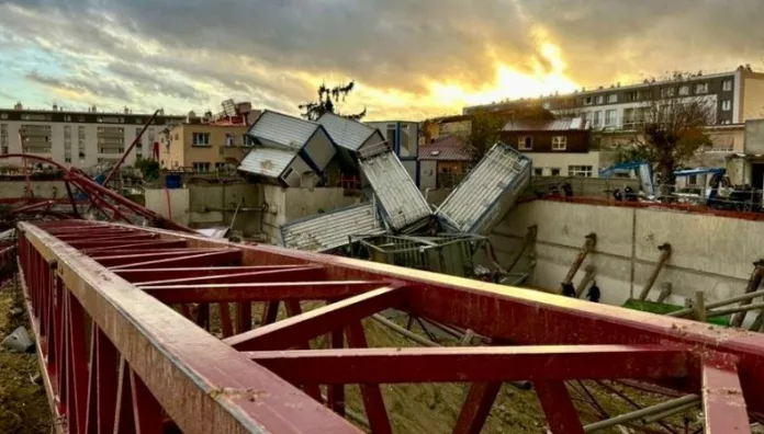 Potente tornado al norte de París deja al menos un fallecido Un potente tornado azotó este lunes el departamento de Val-d´Oise, al norte de París dejando al menos un fallecido y varios heridos en estado de gravedad. Las autoridades reportan severos daños materiales.