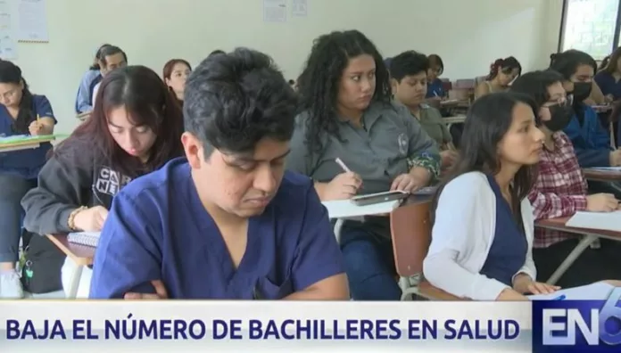 Gremio médico advierte disminución de estudiantes que optan por carreras de salud El Sindicato de Médicos del Seguro Social advirtió una disminución en el número de bachilleres que optan por estudiar carreras de salud, lo que podría generar escasez de profesionales en los próximos cinco años.