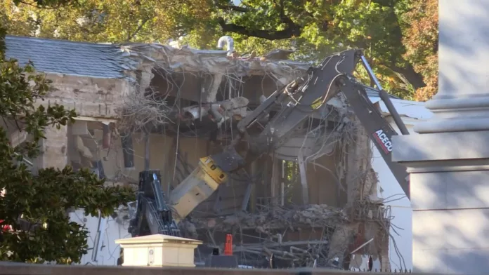 Trump ordena demoler parte de la Casa Blanca para construir nuevo salón de baile El presidente Donald Trump ordenó obras de demolición en la Casa Blanca para construir un nuevo salón de baile, en una acción que refuerza su estilo poco convencional.