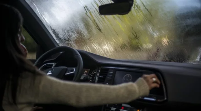 Manejar con los vidrios empañados durante una tormenta puede ser un gran desafío, ya que reduce la visibilidad y aumenta el riesgo de accidentes.