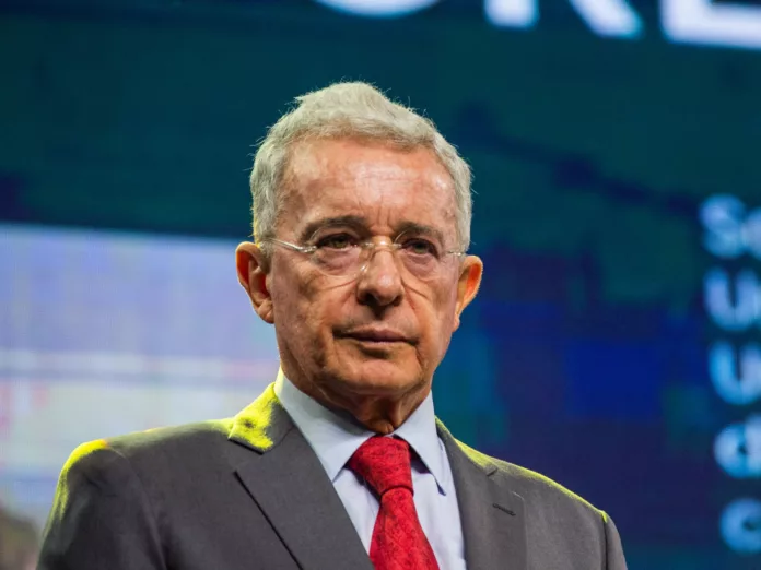 Declaran inocente a expresidente colombiano, Álvaro Uribe El Tribunal afirmó que no encontró pruebas suficientes para incriminar a Álvaro Uribe en los delitos que se le acusan.