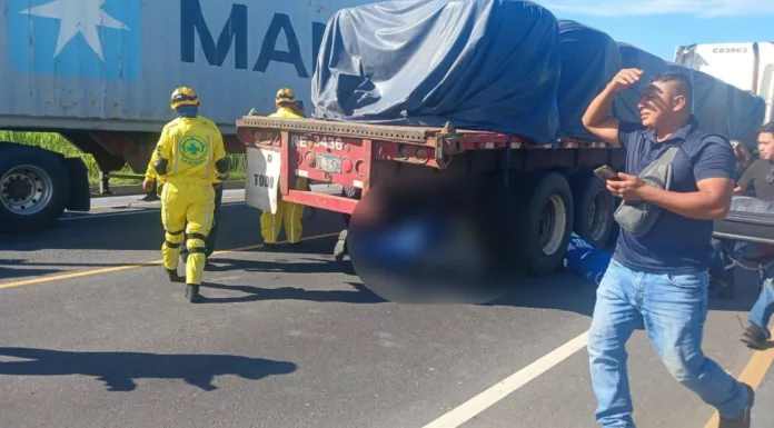 Según la Policía Nacional Civil, el hombre se habría lanzado a las llantas de una rastra, muriendo al instante.