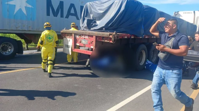 Hombre fallece atropellado en el periférico Claudia Lars Según la Policía Nacional Civil, el hombre se habría lanzado a las llantas de una rastra, muriendo al instante.