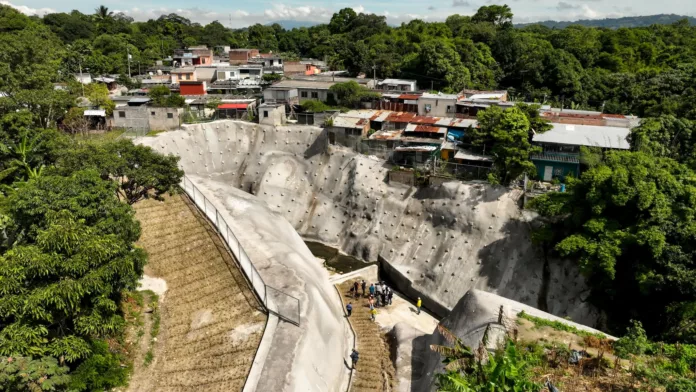 Finalizan trabajos de mitigación en cárcava que afectaba a comunidad Los Santos 2, en Soyapango Hace un año, un equipo del Informativo Teledos dio a conocer la problemática, que se había generado por las lluvias que en ese entonces afectaban al país.