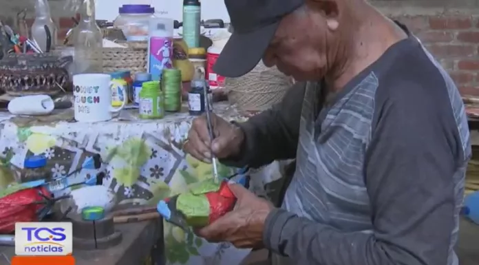 En el distrito de Turín, Ahuachapán Norte, Lázaro Figueroa transforma su creatividad en arte al elaborar figuras de animales con hilo y lazo, una habilidad que se ha convertido en su principal fuente de ingreso.