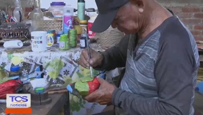 Figuras hechas con hilo y lazo: creatividad artesanal que da vida a piezas únicas En el distrito de Turín, Ahuachapán Norte, Lázaro Figueroa transforma su creatividad en arte al elaborar figuras de animales con hilo y lazo, una habilidad que se ha convertido en su principal fuente de ingreso.