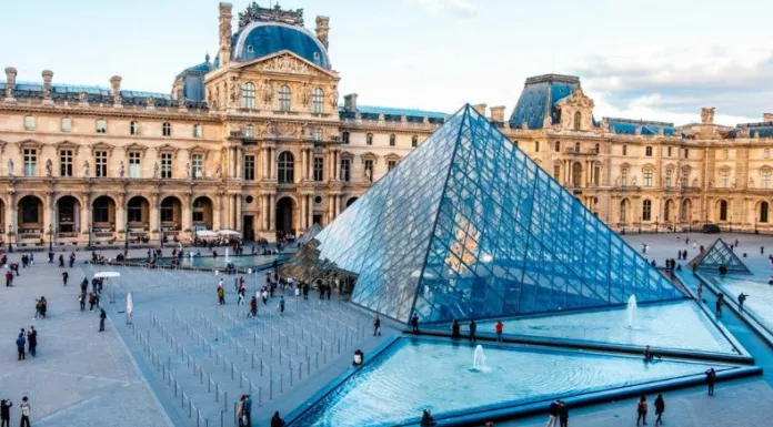 El Museo del Louvre reabrió este miércoles, tres días después del robo de joyas que puso en duda la seguridad de los museos franceses.