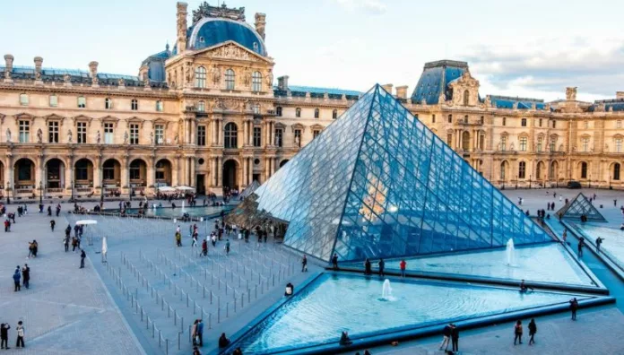 Museo del Louvre reabre sus puertas tres días después del robo de joyas El Museo del Louvre reabrió este miércoles, tres días después del robo de joyas que puso en duda la seguridad de los museos franceses.