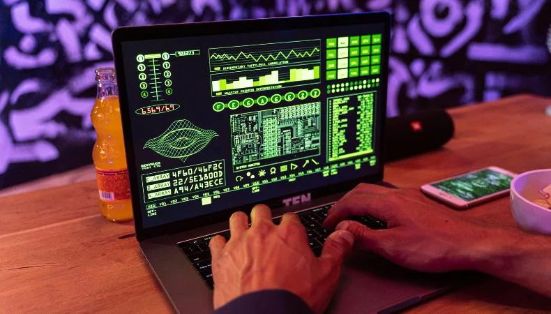 Ataques de hackers está siendo más rentable que el narcotráfico y ya están utilizando la IA. Hay un incremento exponencial en estas tácticas.