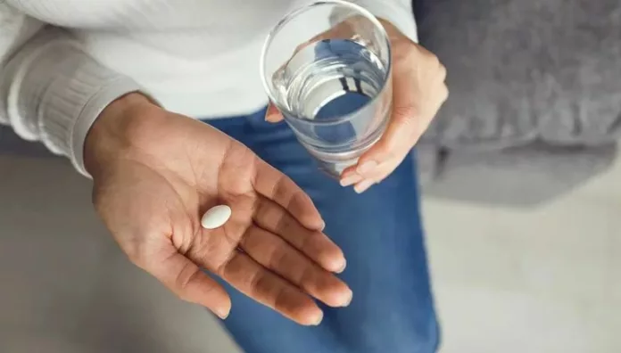 Los peligros de tomar medicamentos con el estómago vacío Ingerir medicamentos con el estómago vacío parece seguro, pero puede causar desde molestias leves hasta problemas graves.