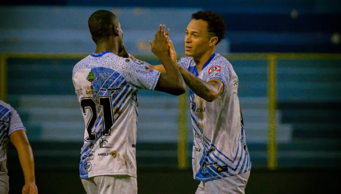 Fuerte San Francisco goleó a Hércules Fuerte San Francisco se quedó con la victoria en su visita a CD Hércules en partido pendiente de la jornada 12 del Apertura 2025.