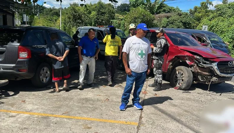 Un peatón fallecido y seis personas lesionadas en diferentes accidentes de tránsito Los accidentes de tránsito continúan cobrando víctimas en el país. En las últimas horas se reporta la muerte de un peatón y al menos seis personas lesionadas en distintos percances viales.