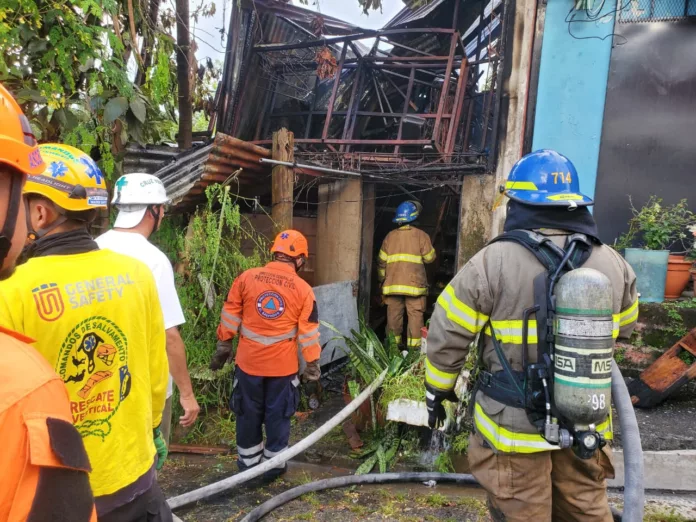Incendio consume vivienda en 25 avenida Sur, San Salvador Centro El incendio fue sofocado por Bomberos. Cuerpos de socorro no reportaron víctimas.