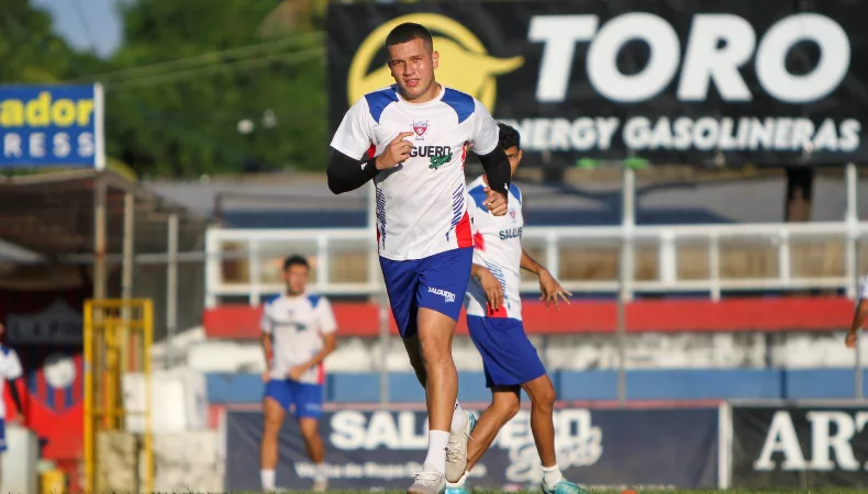 Luis Ángel Firpo visita a Club Deportivo Platense con el objetivo de mantenerse como el líder del Apertura 2025.