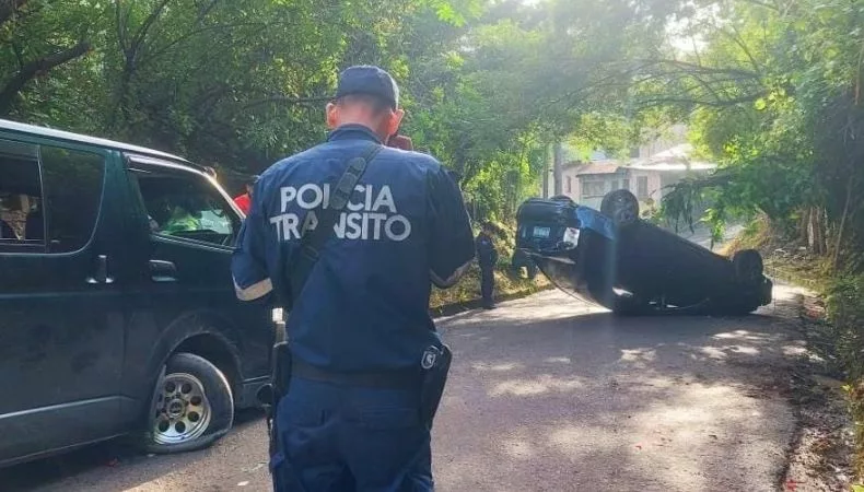 Accidente entre microbús y vehículo particular en La Libertad deja varios lesionados Hasta el 23 de octubre de este año se reportan 17,528 accidentes de tránsito que han dejado 10,440 personas lesionadas y 953 fallecidos.