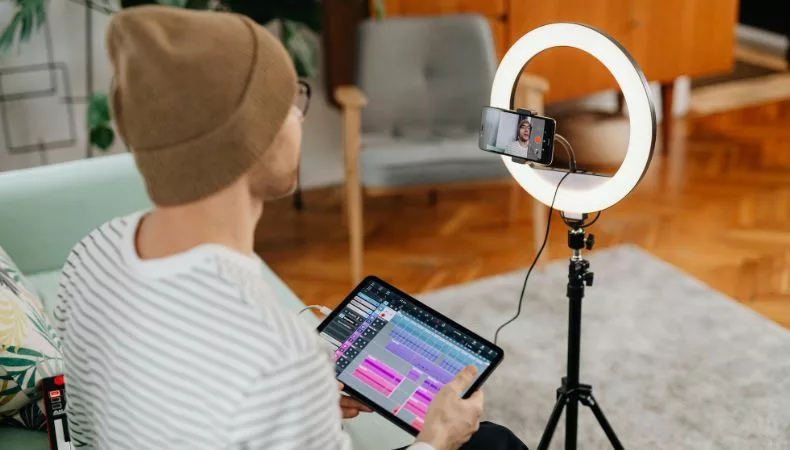 Se puede participar grabando cortometrajes con celular o cámara. La fecha límite para inscribirse al Festival es el 28 de noviembre de 2025.