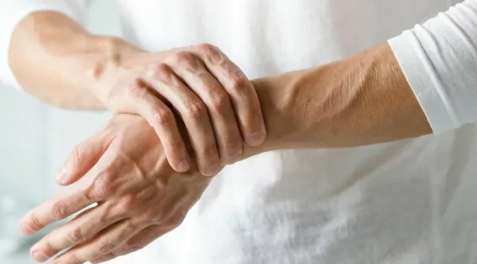 El síndrome de túnel carpiano causa dolor y otros síntomas en la mano debido a la irritación de un nervio en la base de la muñeca.