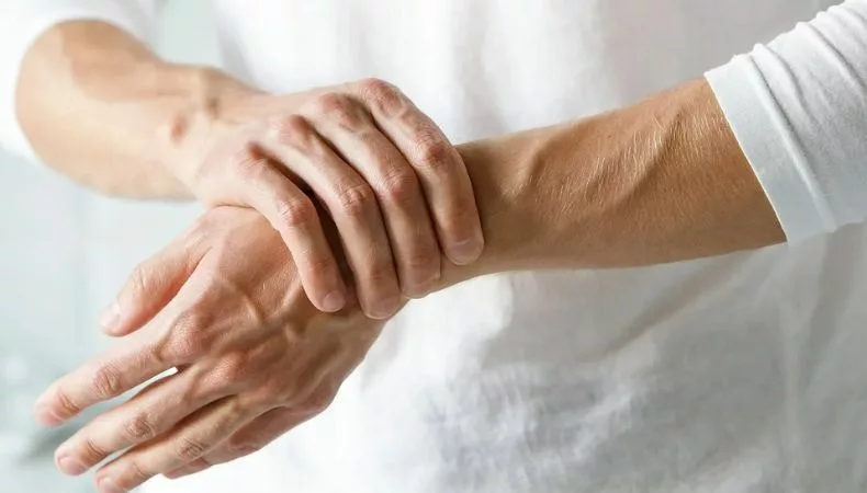 El síndrome de túnel carpiano causa dolor y otros síntomas en la mano debido a la irritación de un nervio en la base de la muñeca.