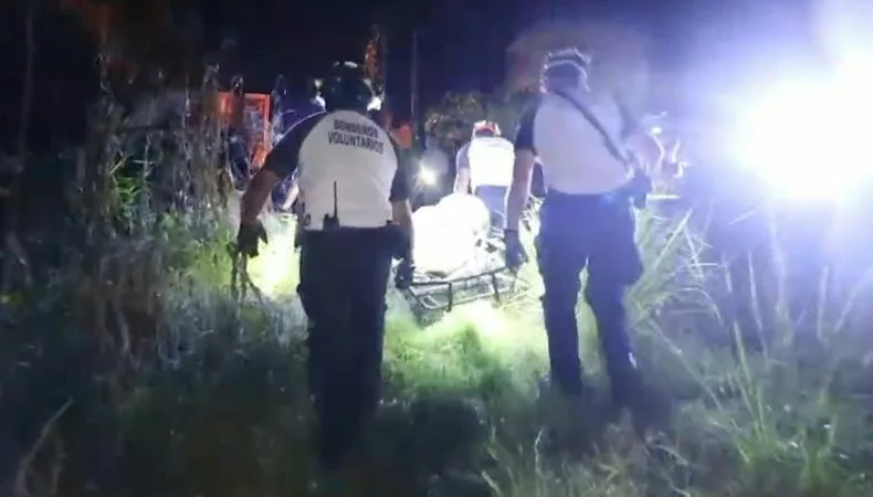 Al menos ocho cadáveres envueltos en bolsas plásticas fueron encontrados el viernes debajo de un puente en el municipio de Palencia, a orillas de la carretera principal, al este de la capital de Guatemala.