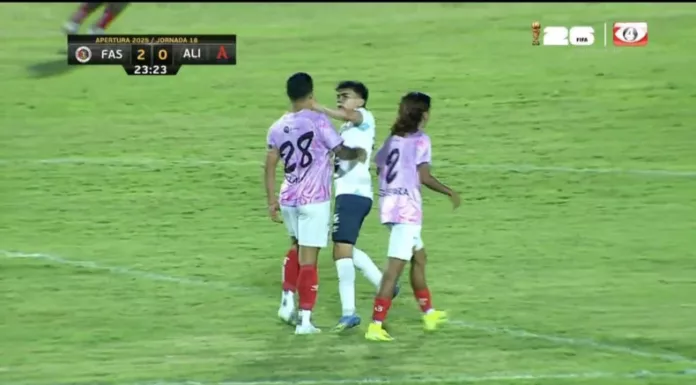 Sobre minuto 22, Leonardo Menjívar y Rudy Clavel tuvieron un fuerte cruce, solo el defensa de FAS salió expulsado con roja directa.