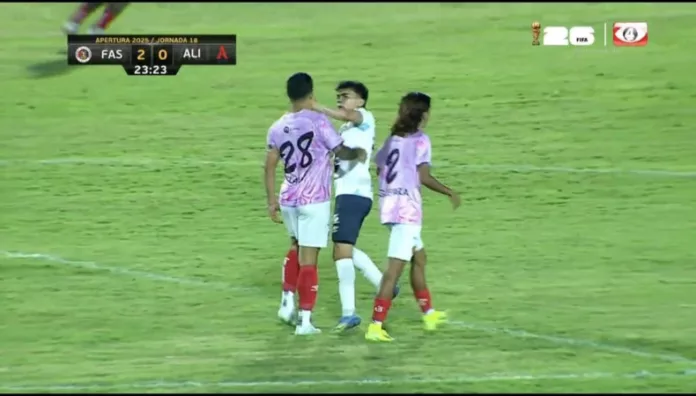 Jugada de Leonardo Menjívar y Rudy Clavel Sobre minuto 22, Leonardo Menjívar y Rudy Clavel tuvieron un fuerte cruce, solo el defensa de FAS salió expulsado con roja directa.