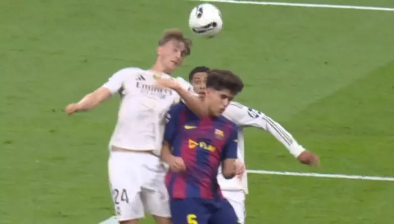 Segundo gol del Real Madrid ante el Barcelona En el minuto 43, Huijsen saltó para prolongar el esférico, acción en la que golpeó a Cubarsí con el codo, finalmente fue gol del Real Madrid.