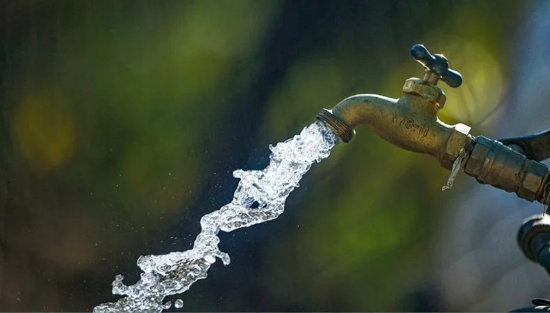 ANDA anuncia suspensión temporal de agua potable en Colón, La Libertad, por trabajos de reparación ANDA suspenderá temporalmente el servicio de agua potable en Colón, La Libertad, por la reparación de una fuga en la carretera Panamericana.