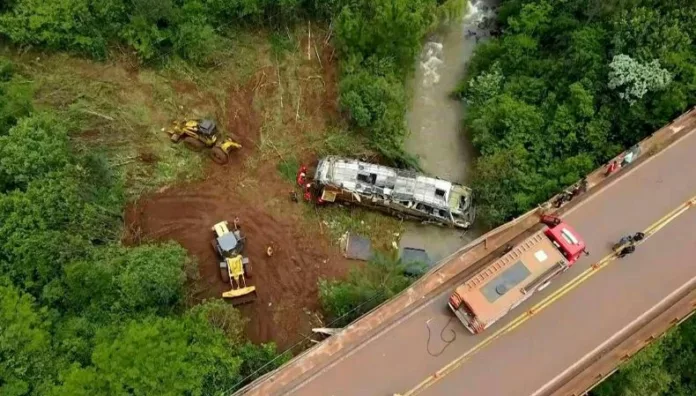 Argentina Al menos nueve fallecidos y 29 heridos en aparatoso accidente Al menos nueve personas murieron y 29 resultaron heridas en un trágico accidente de tránsito registrado en Misiones, al noreste de Argentina.