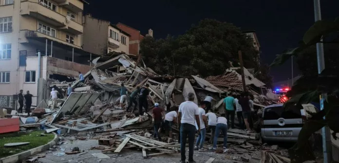 Sismo de magnitud 6.1 causa daños en Turquía El sismo tuvo una magnitud de 6.1 y afectó a gran parte del oeste de Turquía provocando daños en infraestructura.