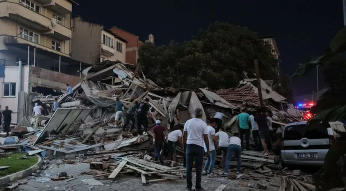 El sismo tuvo una magnitud de 6.1 y afectó a gran parte del oeste de Turquía provocando daños en infraestructura.