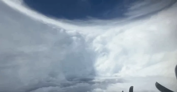 Captan impresionantes imágenes del ojo del Huracán Melissa El Huracán Melissa amenaza con provocar una marejada ciclónica de hasta cuatro metros en Jamaica, según reportes oficiales.