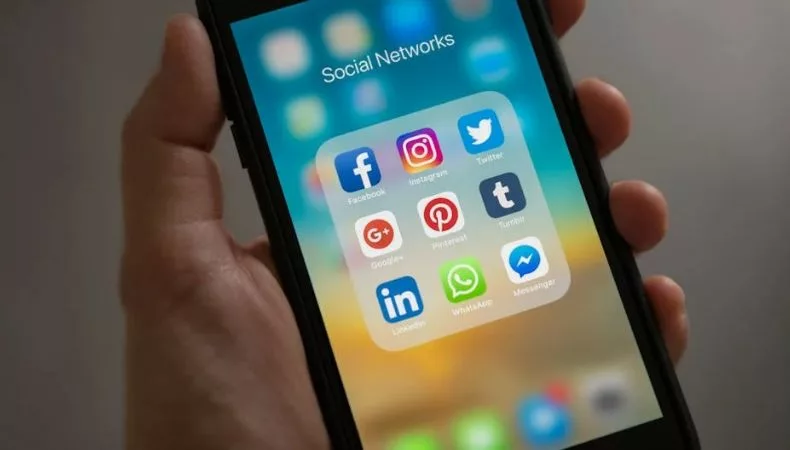 El auge de las redes sociales ha cambiado la forma de comunicarse y de hablar al incorporar expresiones en inglés o adaptadas al español, que se han vuelto habituales entre los jóvenes y han creado un nuevo estilo de lenguaje.