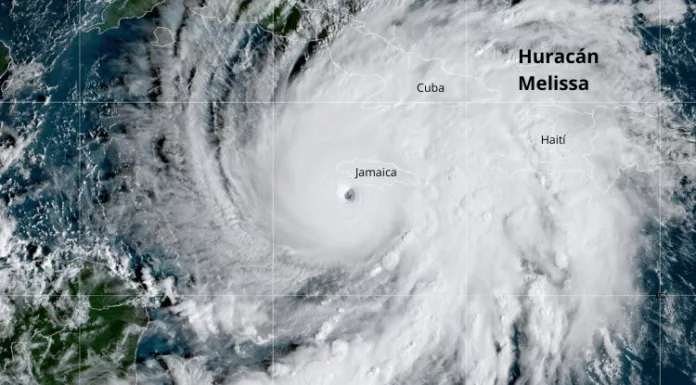 El desplazamiento del huracán Melissa es particularmente lento, se queda más tiempo en áreas determinadas, donde la lluvia y el viento generan destrucción