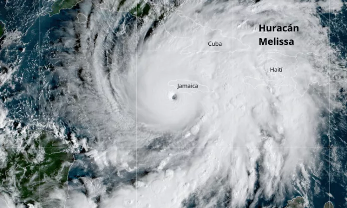 Huracán Melissa desplazamiento lento El desplazamiento del huracán Melissa es particularmente lento, se queda más tiempo en áreas determinadas, donde la lluvia y el viento generan destrucción