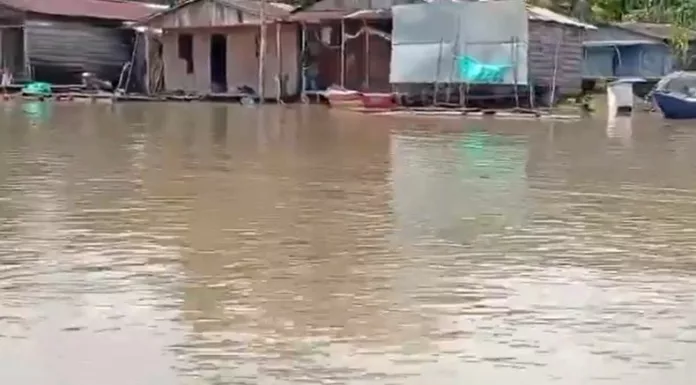 Las torrenciales lluvias provocaron inundaciones en el centro de Vietnam que han dejado al menos siete fallecidos y más de100,000 viviendas afectadas.