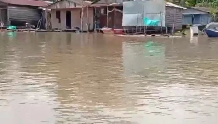 Vietnam sufre lluvias récord: siete fallecidos y miles de viviendas bajo el agua Las torrenciales lluvias provocaron inundaciones en el centro de Vietnam que han dejado al menos siete fallecidos y más de100,000 viviendas afectadas.