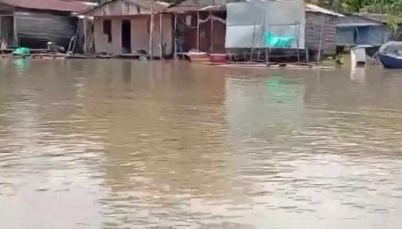 Las torrenciales lluvias provocaron inundaciones en el centro de Vietnam que han dejado al menos siete fallecidos y más de100,000 viviendas afectadas.