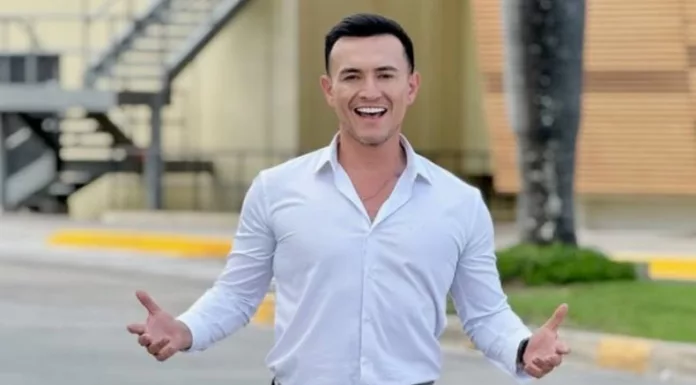 El conductor de “Prendi2” aceptó un desafío al estilo de “La Escuela de los Sueños” y cantó “Mentiras” de Marito Rivera mostrando todas las emociones posibles. Su actuación causó revuelo entre sus compañeros y seguidores.