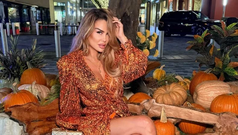 Ninel Conde cambia de ojos cafés a verde oliva y lo presume en redes La “Bombón Asesino” dio un giro radical a su imagen al someterse a una cirugía ocular para cambiar el color de sus ojos. Compartió el resultado en redes y habló sobre el significado personal detrás de esta transformación.