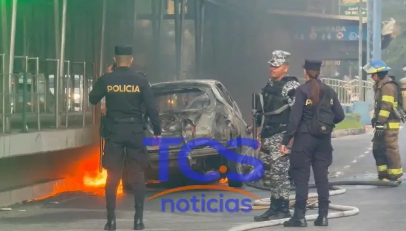 Incendio en vehículo provocó fuerte congestionamiento en Bulevar del Ejército Un vehículo se incendió en el Bulevar del Ejército en dirección a San Salvador. La situación causó congestionamiento vehicular.