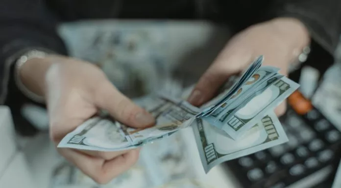 El presidente Nayib Bukele anunció que este viernes se efectuará el pago total de aguinaldos y bonos anuales para pensionados del sistema público y privado.