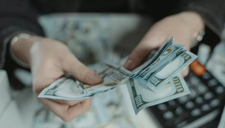 El presidente Nayib Bukele anunció que este viernes se efectuará el pago total de aguinaldos y bonos anuales para pensionados del sistema público y privado.