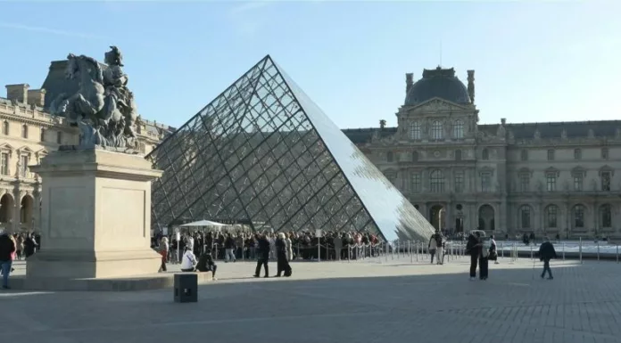 La policía francesa capturó a cinco sospechosos vinculados con el robo millonario en el museo del Louvre.