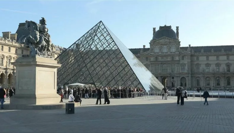La policía francesa capturó a cinco sospechosos vinculados con el robo millonario en el museo del Louvre.