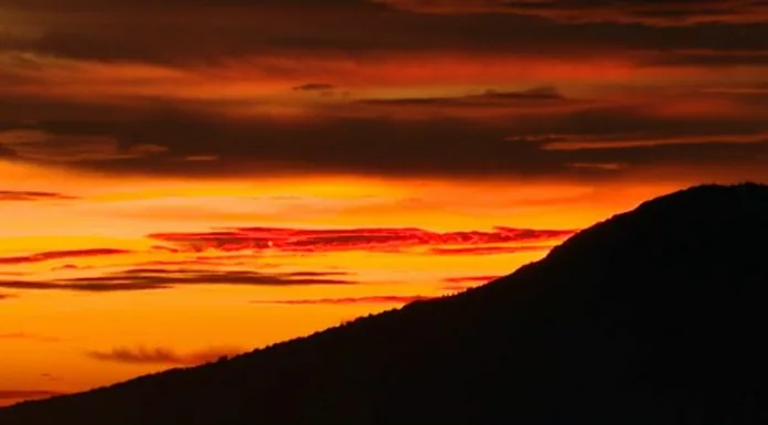Un grupo de aventureros recorrió los senderos del Cerro El Chino, en Sonsonate, para disfrutar una de las vistas más espectaculares del amanecer.